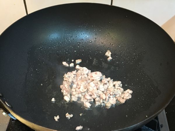 起熱鍋不加油放入絞肉炒香, 利用餘油爆香薑末