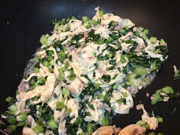 接著放入豆皮入鍋拌勻、再放入約半碗水至滾，最後加入少許塩和 糖調味，即完成。