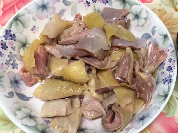 雞腿肉切塊備用。