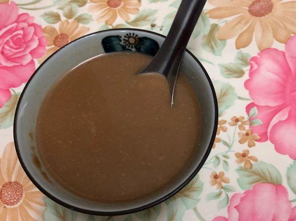 取碗調醬：味噌、醬油、味霖、糖調勻後，加水稀釋備用。