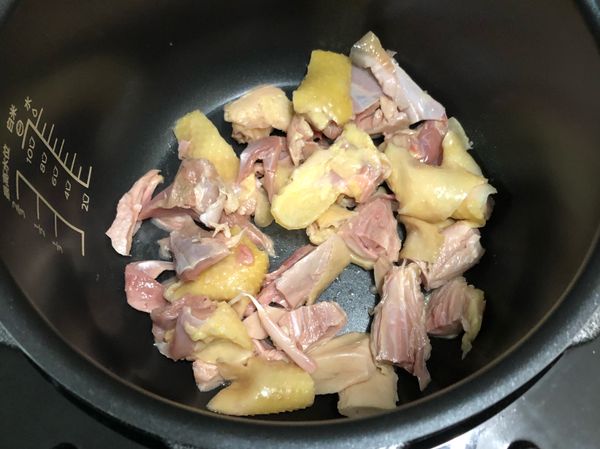 萬用鍋設定「烤雞」模式，待鍋內溫度上升後，皮朝下放入雞腿塊，煎至皮略焦，大約3分鐘，倒入醬汁，並蓋上鍋蓋。