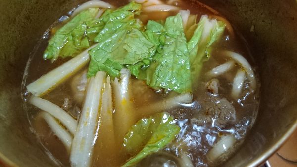 加入麵與青菜煮滾。