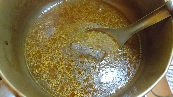 牛肉湯先加入過濾水,將湯煮滾。（牛肉湯先退冰）