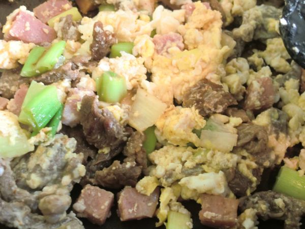 步驟3 載來加入蔥、火腿、蛋和牛肉一起炒熟
