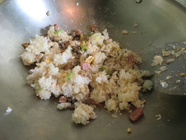 步驟4 加入白飯拌勻