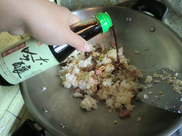 步驟5 在來加入適量的萬家香大吟釀薄鹽醬油，炒勻即可