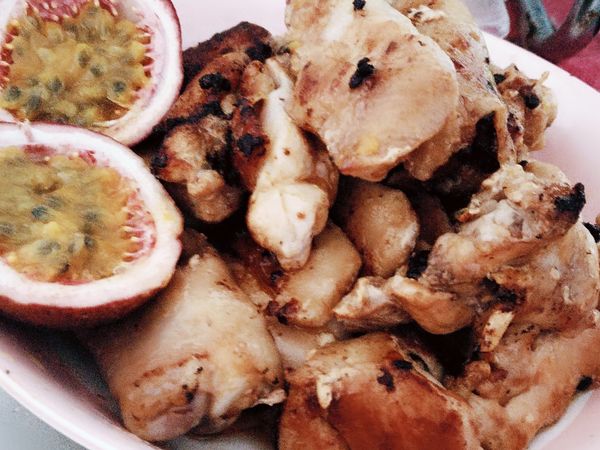 熱鍋下油煎香雞腿肉至兩面金黃色，煎的同時擠一點百香果下去，奇異果再切一顆百香果即可 去油膩