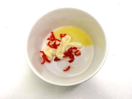 辣椒切碎取，小碗放入其餘調味料