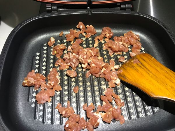 起油鍋。豬餃肉下鍋炒