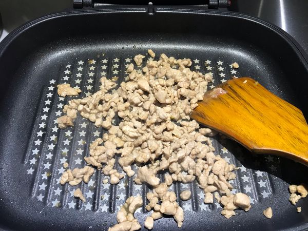 炒到半熟後先將肉倒出放旁備用。