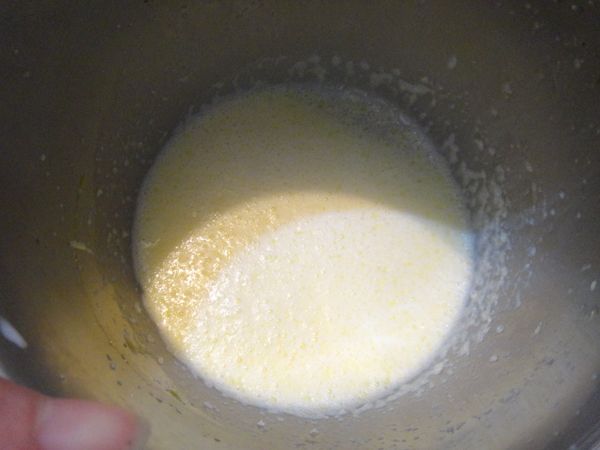 將雞蛋牛奶細砂糖先用打蛋器打散，再來放融化的奶油，在打勻後將土司撕小塊小塊泡五分鐘!(什麼麵包都可以放進去!要是甜的麵包那糖的量就要減少哦!)