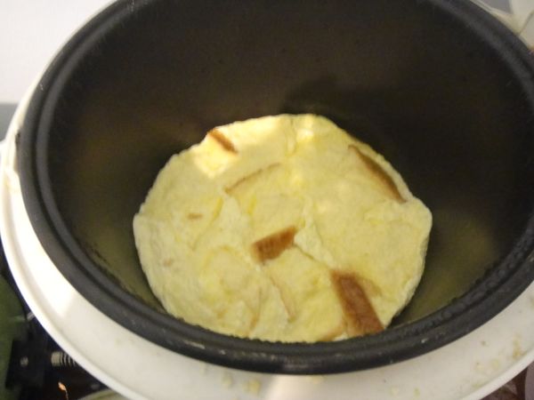 電子鍋內塗些奶油然後將所有材料倒進去按開關即可!倒出來就是又香又好吃的麵包布丁囉~~