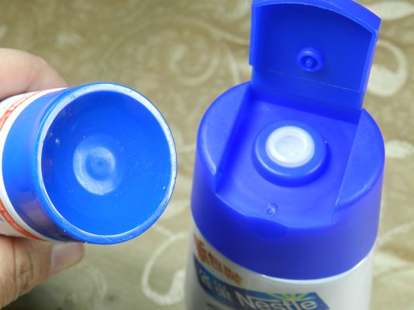 為什麼ㄚ曼達喜歡用鷹牌煉奶呢？第一、包裝上就很方便使用，大包裝的特殊設計，不會一次倒太多，重要的是方便保存！方便包也很容易擠出煉乳，蓋子一蓋就方便保存！跟孩子一起做點心時，大小剛好適合孩子手拿，不用擔心會掉在地上，佑佑也會自己把鷹牌煉奶擠在愛吃的草莓上呢！做爸媽的我們非常的放心，也讓孩子們喜歡自己動手做喔！ 