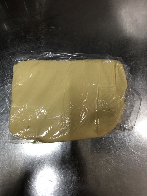 將麵糰放入透明袋或保鮮膜裡面壓平，放冰箱冷藏鬆弛一小時