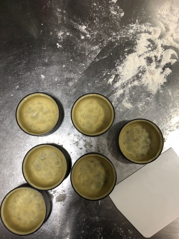 捏好的厚度大概0.4~0.5公分，把擠上去多餘的麵糊用刮板削掉，全部都捏好後，再放冰箱又要讓他鬆弛個一小時待用