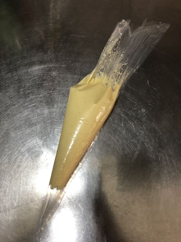 5. 把蘭姆酒跟香草酒秤在一起，再把全部加進去奶油糊裏
6. 稍微攪拌一下，讓蘭姆酒及香草酒吸收進去即可
7. 低筋麵粉和杏仁粉秤在一起，將粉類全部過篩完後倒入
8. 攪拌到看不到粉，全部混合均勻就完成了
9. 把製作完成的杏仁奶油餡，先裝入擠花袋裡先冰冷藏備用