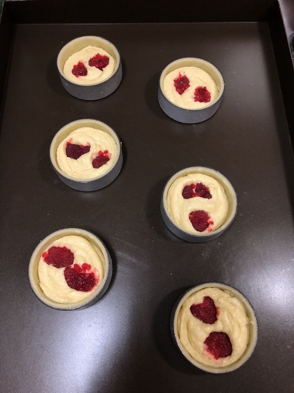 烘烤並組合
將杏仁奶油餡填入塔皮約三分之一的高度，再把覆盆子對半切後壓進去，放入烤箱最底層，以上火170℃下火180℃，烘烤約35分