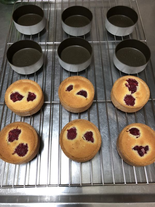 將烘烤完成的塔皮脱模放涼，如果不好脫模就是烤不夠，需再烤至熟透