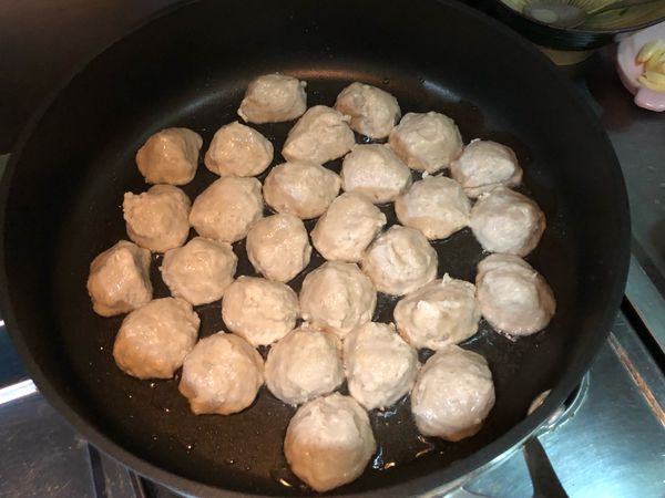 起少許油鍋下虱目魚丸，中小火煎個2～3分鐘左右
