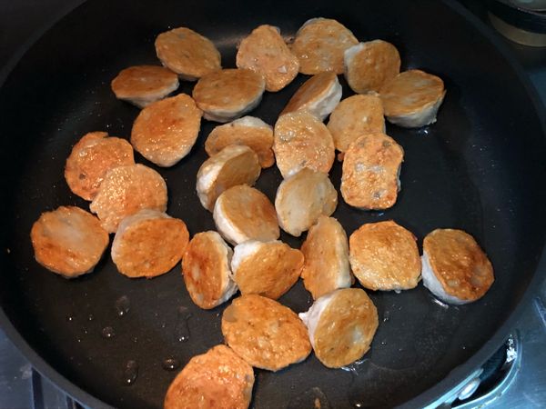 讓每一面也煎得赤赤，灑上蔥花即可