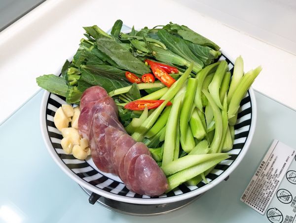 洗、切備好所有食材。