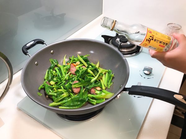 最後加入芥蘭葉、辣椒，大火快炒，起鍋前在鍋邊嗆個高粱酒，完成。