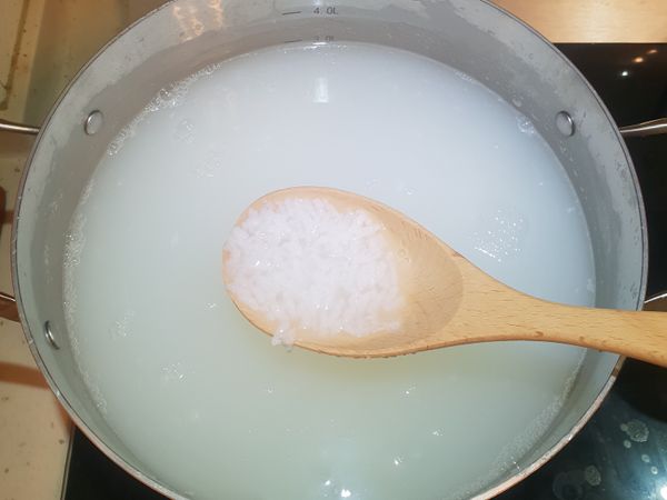 煮粥過程中需攪拌數次，避免黏底燒焦，煮開後轉小火持續燉約20分鐘至微糊狀。