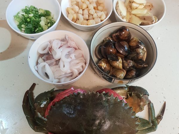將步驟一的料一次放入一起燉煮(記得剁螃蟹啊…蟹腳要敲碎)