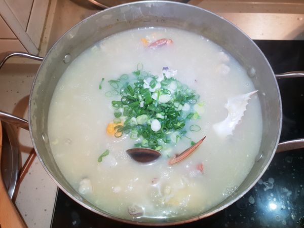 約燉個15-20分鐘，再加入米酒，白胡椒鹽調味，起鍋前撒入蔥花，即完成大滿足水蟹粥！