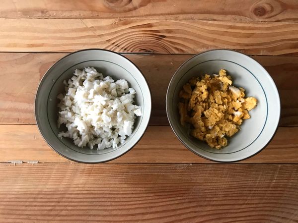 鹹鴨蛋分為蛋白和蛋黃,鹹蛋白切碎,鹹蛋黃壓碎