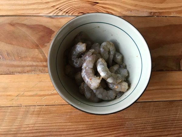 白蝦仁加少許米酒、胡椒粉和鹽抓勻