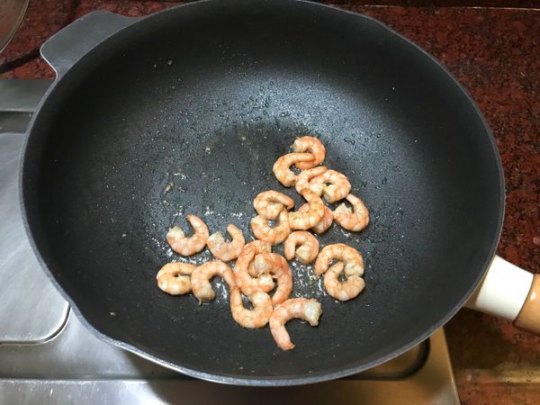 熱鍋倒少許油,放入蝦仁煎,煎熟盛盤備用