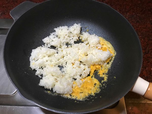 放入米飯拌炒勻