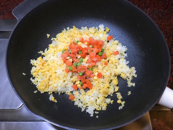 放入綜合蔬菜粒拌炒勻