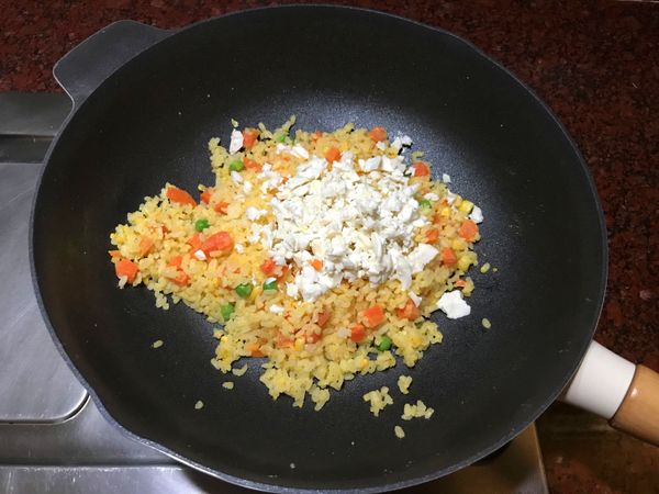 放入鹹蛋白拌炒勻