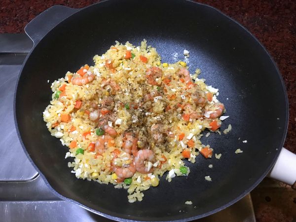 加入胡椒粉拌炒勻即可