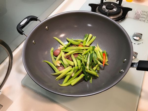 芥蘭梗較粗要先炒。