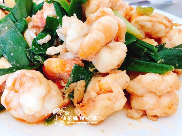 將蝦仁倒入快炒後米酒熗鍋加入適量調味料