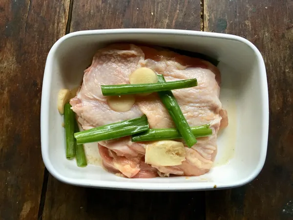 去骨雞腿肉加入醃料抓醃，靜置1小時。