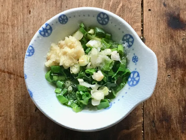 蔥末、薑末、鹽置於碗中，香油加熱至冒煙後沖入碗中，拌勻。