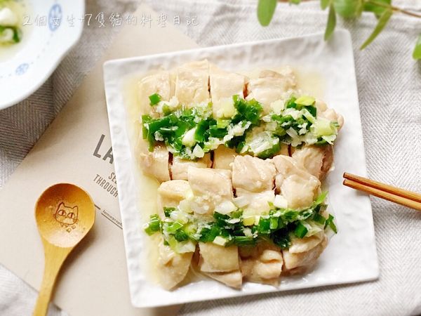 雞肉切塊擺盤，淋上蔥薑醬即可。