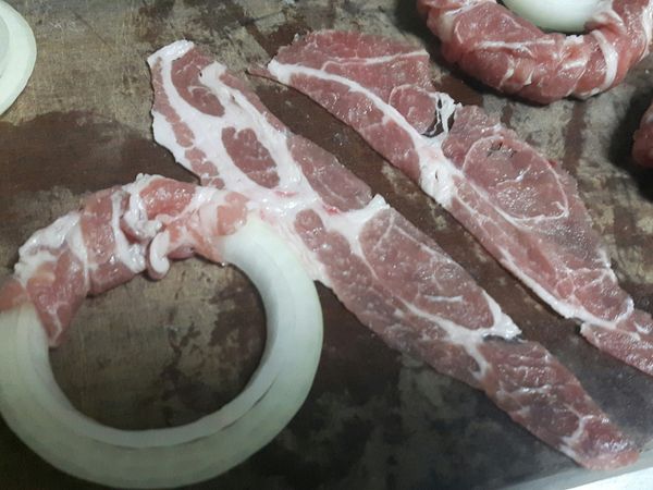 將火鍋肉片一片片攤開，稍微切成長片狀，備用