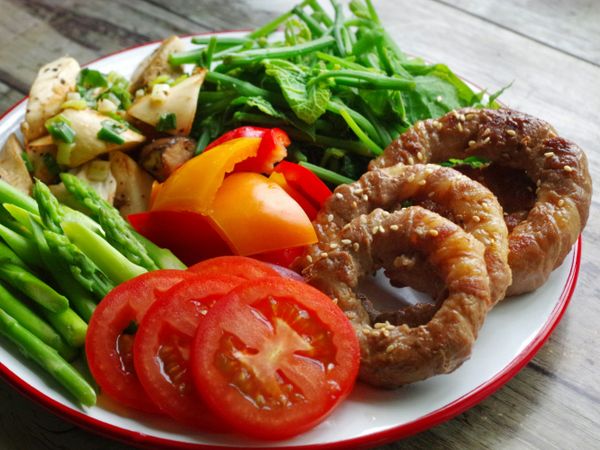 盛盤後可以灑上點芝麻裝飾

煎香後不嗆醬油，改灑玫瑰鹽，吃原味也很好吃呦…