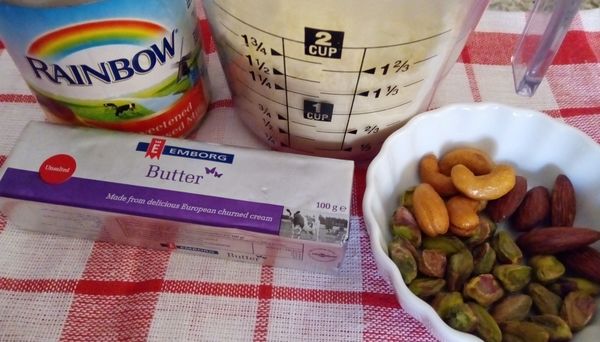 將奶油放微波爐加熱1-2分鐘，或用鍋子加熱至融化。