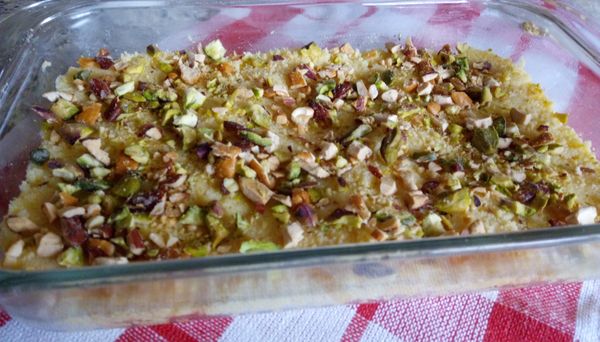 做好後放入抹油的烤盤或墊烤盤紙壓平。將堅果放塑膠袋敲碎，撒到牛奶糕上。放冰箱冷藏2小時。