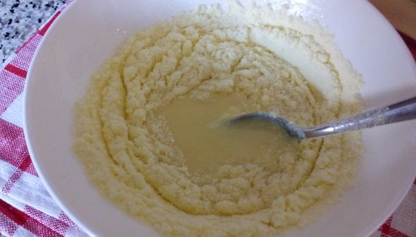 加入奶粉，拌合均勻。