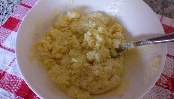 放入微爐加熱3分鐘，拿出攪拌一下，再微波2分鐘，拿出來攪拌，再微波2分鐘，攪拌直到成為有彈性的團狀。加熱時要觀察，有些點較熱，可能會燒焦。裡面很燙，攪拌時小心。
或用鍋子邊加熱邊攪拌，直到變成黏稠有彈性。