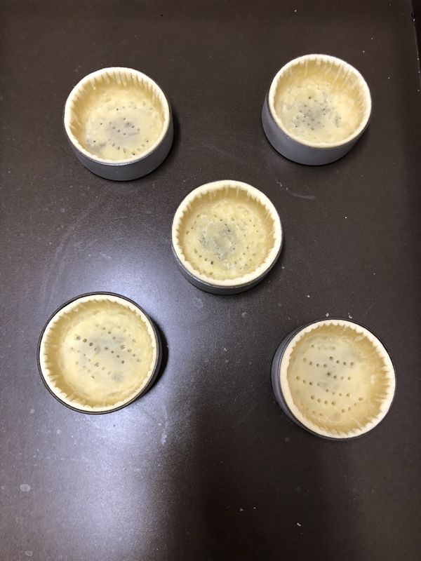 放入好先生烤箱下層以上下火都180℃烘烤15分鐘就好，放涼待用