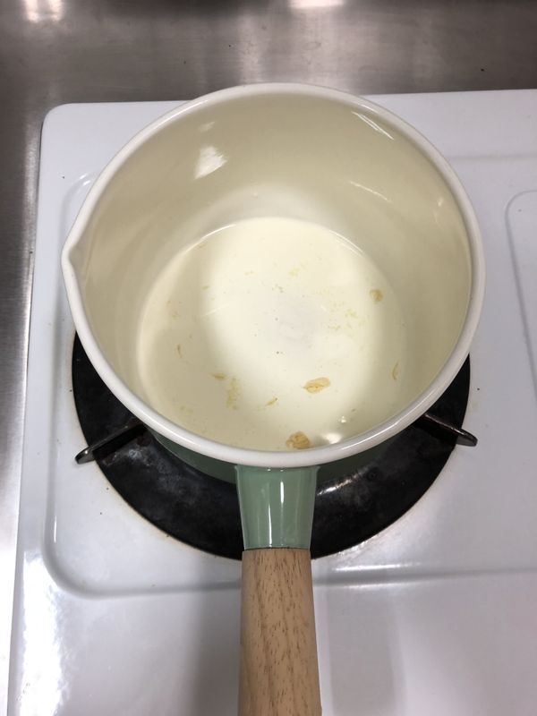 巧克力奶油餡
鮮奶油、牛奶、細砂糖、蜂蜜、鹽巴放入鍋中以中小火加熱，鍋邊開始冒泡就可關火