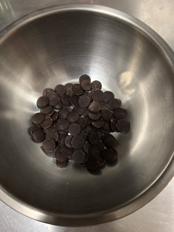 調溫巧克力放在另個鍋中備用（斯使用 cacao barry 70% 巧克力），儘量使用調溫巧克力，入口才會較容易化開且不會產生油膩感